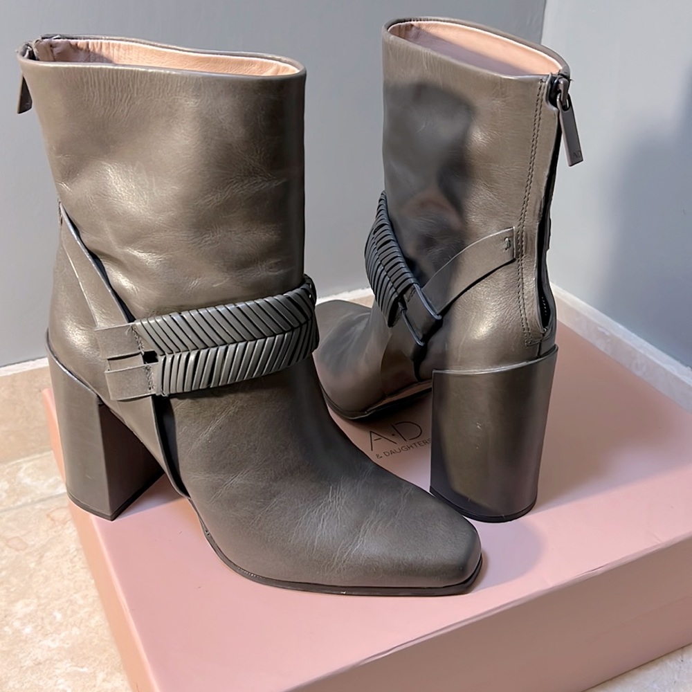 AD Daughter Declan boots size 8.5 Grey